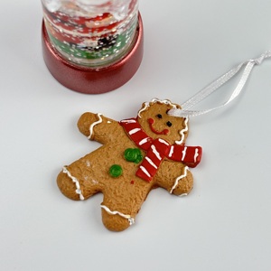 En gros, Ornement de Noël artisanal en résine en forme d'homme en pain d'épices, avec écharpe rouge et boutons verts, style charmant, pour sapin de Noël - Product Image 1