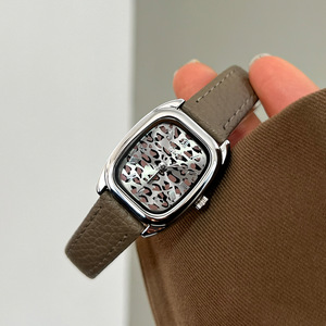 Montre à quartz élégante pour femme avec cadran léopard, boîtier doré, bracelet en cuir, design rectangulaire analogique avec chiffres romains, design tendance - Product Image 4