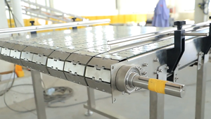 Linea di automazione degli imballaggi per alimenti e bevande con sistema di trasporto sincrono a catena piatta a più file - Product Image 5