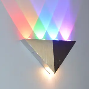 モダンなアルミニウムトライアングルLEDウォールライト3W5W8W屋内RGBウォールライト