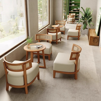 Ensembles de tables et chaises pour cafés ; Mobilier de loisirs en rotin tressé, bois massif et rembourré pour salons de thé