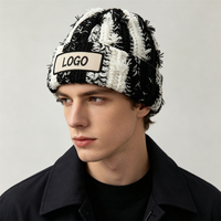 Bonnet shaggy noir effet vieilli style Wasteland, accessoire streetwear cyberpunk pour personnalisation de marque