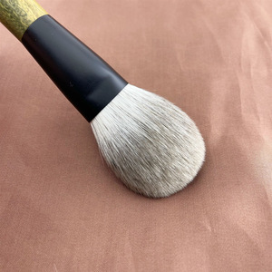 Brocha de Maquillaje Kabuki Grande para Polvo Suelto y Colorete, con Pelo Sintético, Mango de Sándalo y Virola Metálica - Product Image 4