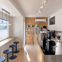 Mini-maison prête à être expédiée, offrant un design esthétique personnalisé, idéale comme abri de jardin pour une cafétéria ou un magasin de proximité