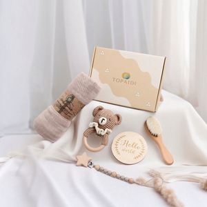 Caja de Regalo para Recién Nacido con Artículos Esenciales: Manta de Muselina de Algodón, Sonajero para Bebés, Tarjeta de Hitos, Juego de Juguetes de Madera - Product Image 4