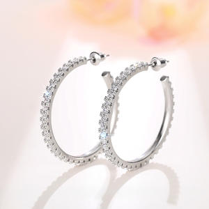 Orecchini a Cerchio in Oro Bianco E3553 con Cristalli e Strass, Montatura a Canale, Classici da Donna per Uso Quotidiano - Product Image 3