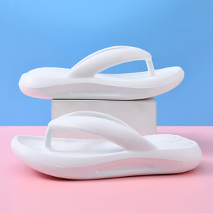 Tongs pour femmes Guru en EVA blanches, rehaussantes, antidérapantes, sandales de plage d'été - Product Image 1