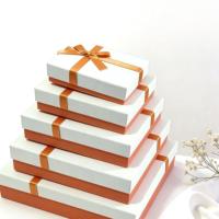 Boîte cadeau écologique recyclable bleu foncé et blanc avec nœud en ruban, couvercle et base, pour vêtements et foulards, finition mate, vente en gros