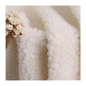 Fábrica al por mayor Cordero Cachemira Jacquard de punto de grano medio poliéster Sherpa lana tela textil hogar ropa telas - Product Image 1