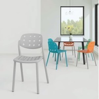 Chaise de salle à manger en résine plastique empilable colorée de style nordique moderne pour restaurants et cafés en plein air