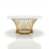 Table à manger contemporaine luxueuse en acier inoxydable avec plateau en verre, durable, par Dreamlike, pour l'ameublement d'hôtels et les mariages