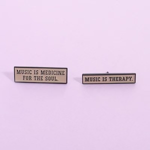 Broches de Aleación de Zinc con Diseño de Música como <span class=keywords><strong>Medicina</strong></span> para el Alma, Chapados en Níquel Negro, Unisex, para Mochila, Regalo de Joyería para Amantes de la Música - Product Image 1