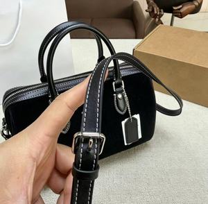 Prodotti di Tendenza 2026: Borsa Boston Classica di Lusso da Donna in Pelle Scamosciata, Borsa a Spalla e a Tracolla Versatile Stile Vintage - Product Image 6