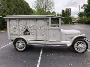Voiture funéraire électrique de style rétro classique vintage, limousine funéraire antique, véhicule de transport de cercueil alimenté par batterie - Product Image 2