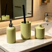 Ensemble d'accessoires de salle de bain en résine à nervures verticales : Distributeur de savon, Porte-brosse WC, Récipient de rangement pour coton-tiges, Organisateur de vanité de salle de bain