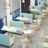 Meubles de restaurant et café modernes : banquette en cuir véritable bleu, tables à manger en marbre, chaises en cuir, cadre doré, personnalisables
