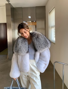 Manteau à col en fourrure de renard <span class=keywords><strong>argenté</strong></span> de luxe Style court femmes hiver épais moelleux vêtements d'extérieur en fourrure entière veste en fourrure de renard blanc naturel - Product Image 1