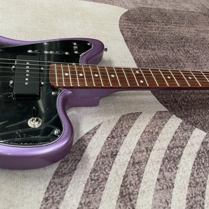 Nueva <span class=keywords><strong>Guitarra</strong></span> Eléctrica Profesional II Jazzmast, Diapasón de Madera de Tilo, Cuerpo de Caoba, Pastillas HH, Acabado Brillante, Personalizada en Color Morado - Product Image 3