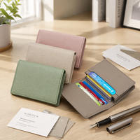 Organisateur de cartes de visite en cuir grainé tactile, design pliable sécurisé avec texture claire pour une identification professionnelle de la marque