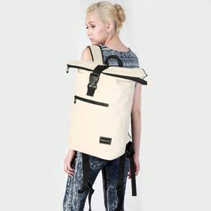 Échantillon gratuit : Sac à dos pliable, imperméable et élégant pour homme et femme, avec port USB, idéal pour les excursions en camping - Product Image 4