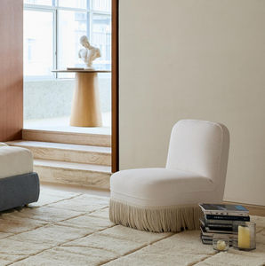 Fauteuil d'appoint moderne en tissu VB avec jupe à franges, structure en bois massif, chaise longue rembourrée en mousse haute résilience pour salon - Product Image 3