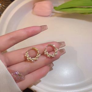 Boucles d'oreilles créoles petites et rondes en fausses perles françaises pour femmes, nouveau design texturé, bijoux élégants, cadeau idéal - Product Image 3