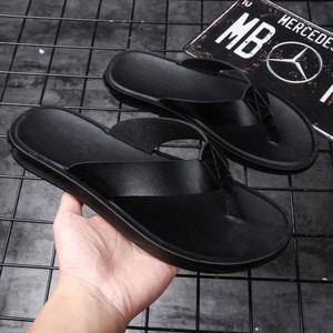Dernier modèle de tongs pour hommes Pantoufles d'extérieur à semelle souple en cuir véritable et motif quadrillé pour hommes - Product Image 4