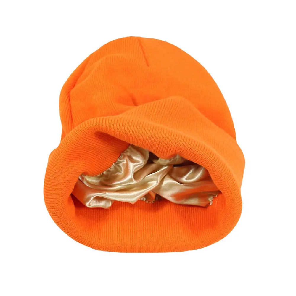 قبعة صغيرة ملونة مخصصة قبعة شتوية دافئة مبطنة بالساتان من الداخل قبعة محبوكة بلون مشرق مع بطانة من الساتان
