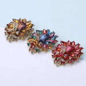High quality fashion accessories retro style glass rhinestone brooch for women jewelry 2023