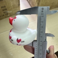 Fabricant de canard en caoutchouc Jouets de bain personnalisés Cadeau de Noël Canard à presser jaune Canard de piscine grinçant Jouets pour enfants Jouets pour enfants Vente en gros