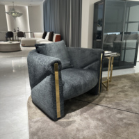 Salon minimaliste italien, hôtel, villa, chambre à coucher, canapé simple, fauteuil confortable, chaise longue en tissu avec cadre en bois