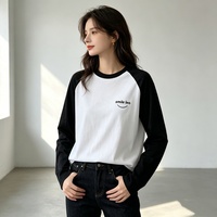 Camiseta Casual Básica de Algodón para Mujer, Manga Larga, Cuello Redondo, Color Negro y Blanco en Contraste, con Logotipo Bordado Personalizado al por Mayor