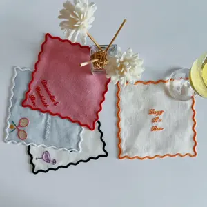 طقم قواعد أكواب ومناديل من الكتان 100%، مربعة 6*6 بوصة، بنقوش نصية مطرزة وحواف صدفية، فريدة بطابع الحانة للمائدة والمنزل والطائرة - Product Image 2