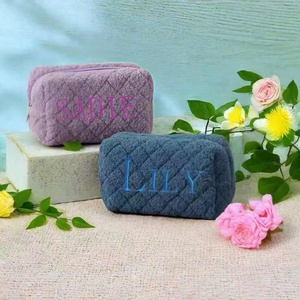 Sac cosmétique en fourrure en peluche avec velours Teddy ouilted Diamond-Pattern Cosmetic Bag Custom Quilting Embroidery Makeup Bags for Travel - Product Image 1