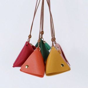 Monedero Triangular con Forma de Pirámide y Borla Decorativa - Product Image 6