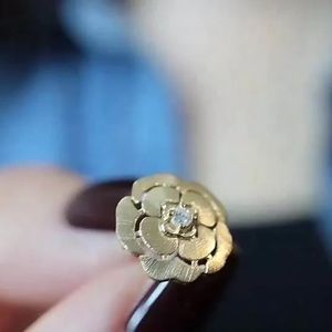 Nouveauté Xinfly Au750 - Boucles d'oreilles pour femmes en or véritable 18 carats avec diamants véritables, forme de fleurs de camélia magnifiques - Product Image 3