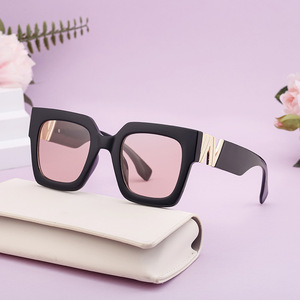 Lunettes de soleil carrées pour femmes Valentino, monture noire en PC, protection UV400, classe 2, design quadrilatère - Product Image 5