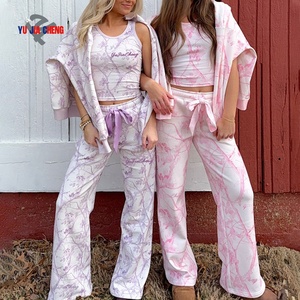 ชุดลำลองผู้หญิงพิมพ์ลายกิ่งไม้สีชมพูพร้อมโลโก้แบบกำหนดเอง เสื้อกล้ามและกางเกงขายาวสองชิ้น ชุดขายส่งเสื้อผ้าสตรี - Product Image 1