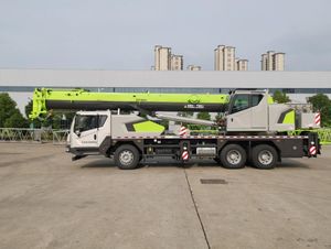 פתרון יעיל לכל סוגי השטח, מנוף זחלי קומפקטי <span class=keywords><strong>30</strong></span> טון עם זרוע טלסקופית 42 מטר דגם ZTC300V532 לעבודה במקומות צרים - Product Image 5