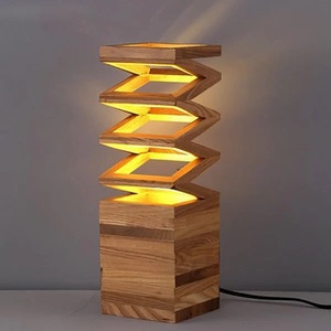 Lámpara de Mesa Espiral de Madera Maciza Hecha a Mano - Adorno de Iluminación Artístico Moderno con Tallado en Madera de 100 cm de Altura para Decoración de Escritorio en el Hogar - Product Image 1