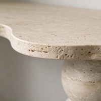 Table console moderne en marbre travertin beige avec pieds sphériques empilés uniques, idéale pour la décoration de couloirs et de salons de luxe.