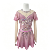 Robe de patinage artistique rose poudré à manches volantées, col en maille, nœud au dos, strass appliqués pour la compétition et la performance