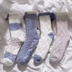 Calcetines de dormir de lana coral para mujer, gruesos, cálidos, antideslizantes, para el hogar, calcetines de felpa para otoño e invierno con suela de silicona - Product Image 1
