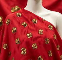 Tissu satiné rouge mat vibrant avec broderie de sequins et perles dorées pour tenues de cérémonie pour garçons et robes de soirée/Qipaos