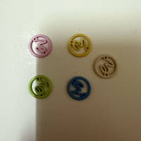 En gros, emblèmes métalliques ronds creux monogrammés, étiquettes de vêtements personnalisées avec logo circulaire, garnitures de vêtements DIY