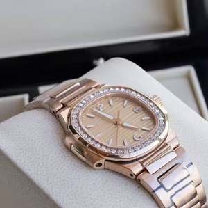 นาฬิกาแฟชั่นดีไซน์เนอร์ปี 2025 ตัวเรือนสแตนเลสสตีล หน้าปัดโรสโกลด์ พร้อมปฏิทิน นาฬิกาควอตซ์ผู้หญิงสีโรสโกลด์ - Product Image 2