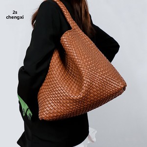 Sac fourre-tout décontracté et tendance en PU tissé à la main pour femme, style coréen, grande capacité, sacs souples à porter sous le bras avec pochette, neuf <span class=keywords><strong>de</strong></span> l'usine - Product Image 2