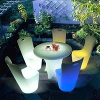 Ensemble de table et de chaises de bistrot de luxe en PE blanc au design moderne, éclairage de restaurant de jardin à changement de couleur RVB, ensemble de canapé d'extérieur