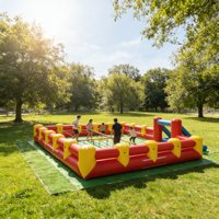 Terrain de football gonflable commercial en PVC, portable pour enfants et adultes, idéal pour les jeux sportifs, les terrains de football, les événements et la location.