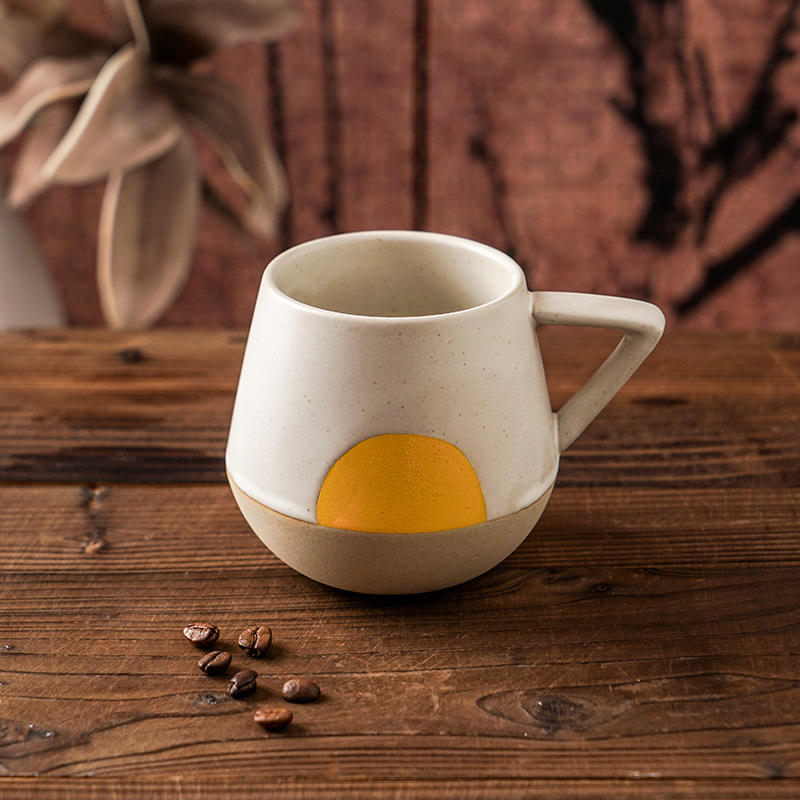 Tasse ronde jaune et blanche